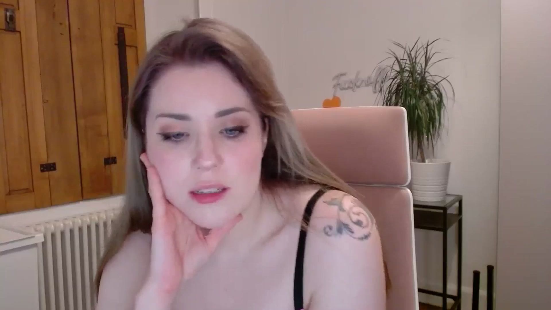 Gallery image thumbnail from Larah_Sky's myfreecams stream on, 06/30/2024, 22:44 image 12 of 20