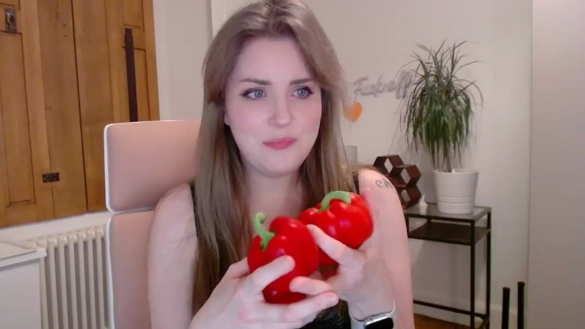 Gallery image thumbnail from Larah_Sky's myfreecams stream on, 06/30/2024, 22:44 image 20 of 20