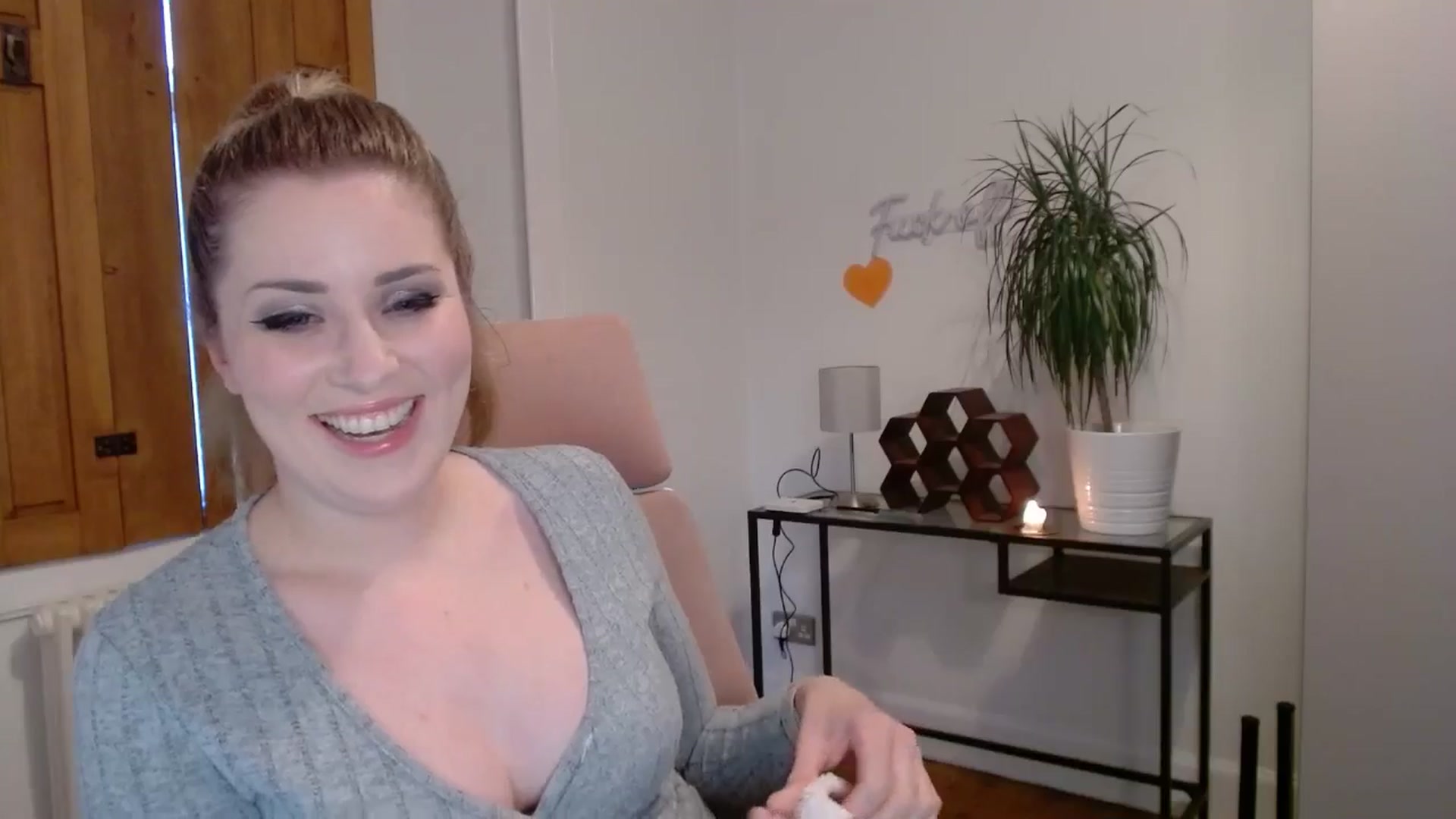 Gallery image thumbnail from Larah_Sky's myfreecams stream on, 07/16/2024, 21:43 image 10 of 20