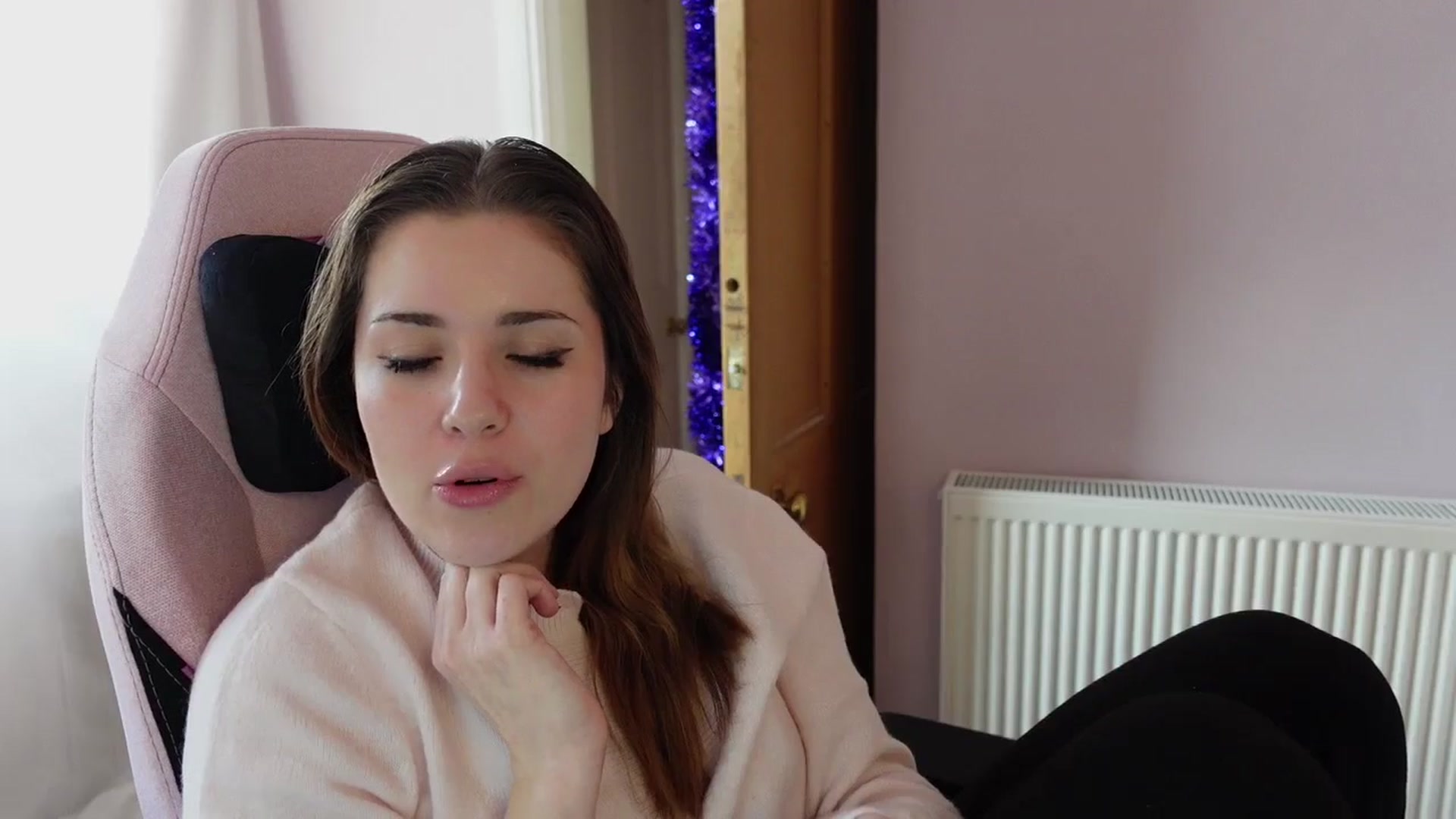 Gallery image thumbnail from Larah_Sky's myfreecams stream on, 12/21/2024, 12:12 image 5 of 20