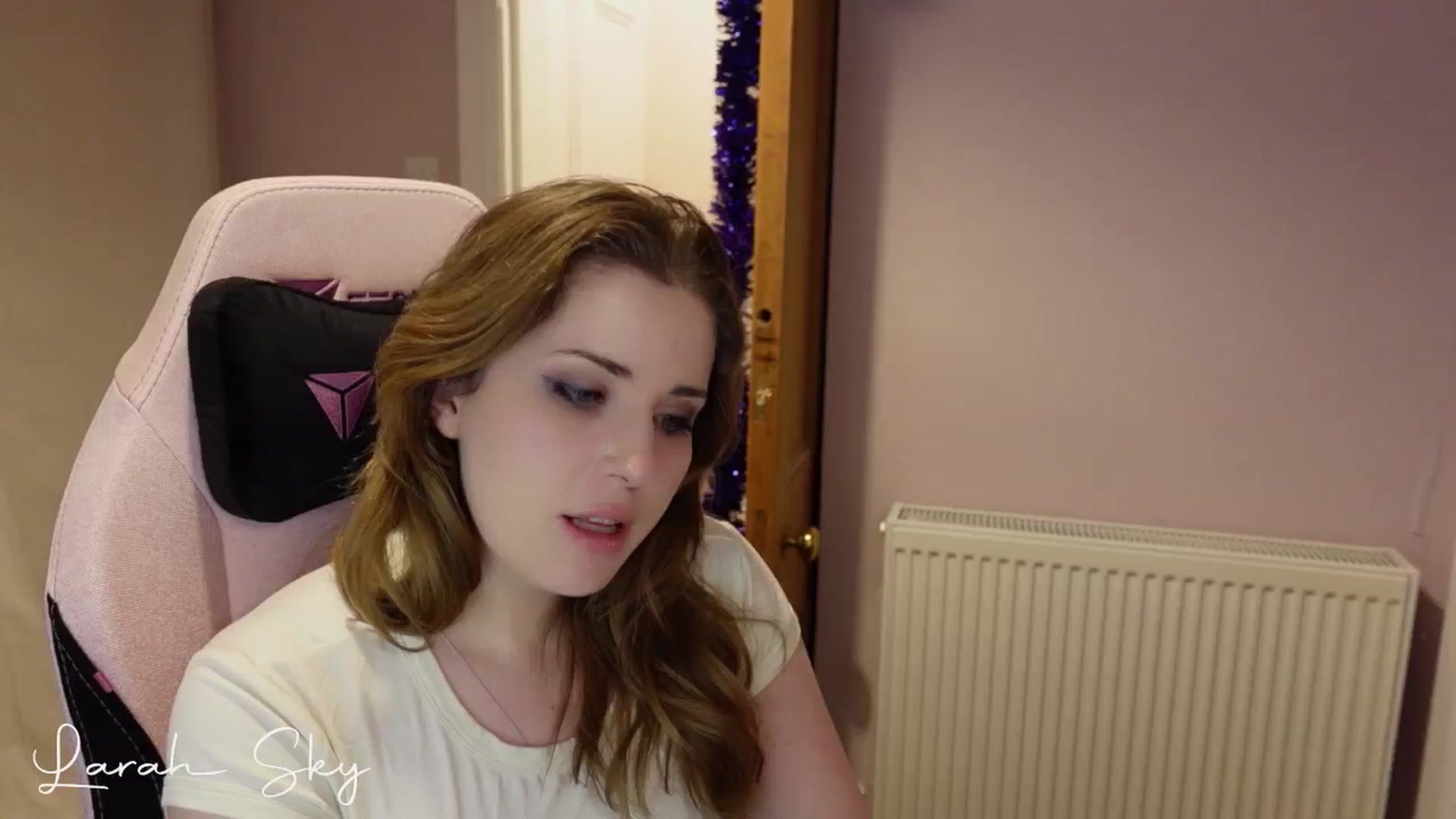 Gallery image thumbnail from Larah_Sky's myfreecams stream on, 12/24/2024, 22:46 image 9 of 20