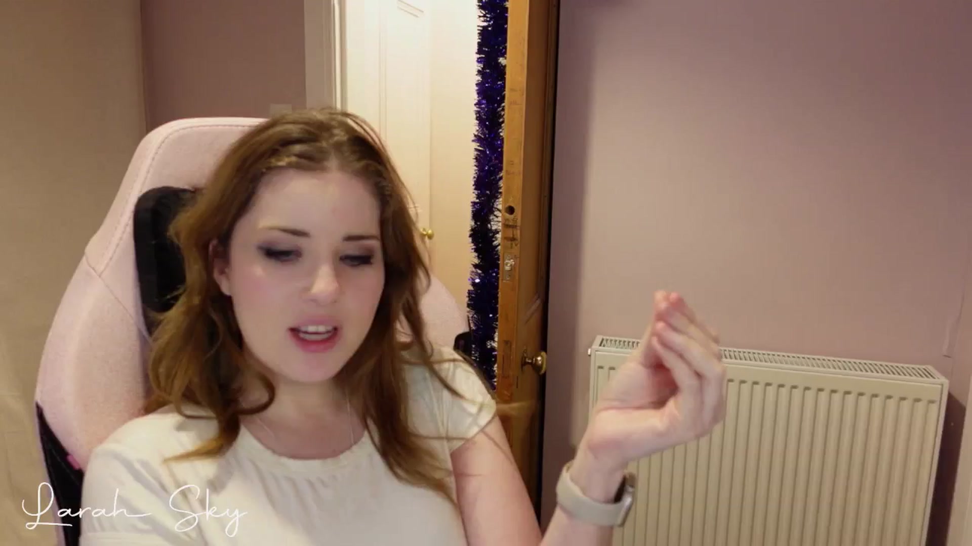 Gallery image thumbnail from Larah_Sky's myfreecams stream on, 12/24/2024, 22:46 image 4 of 20