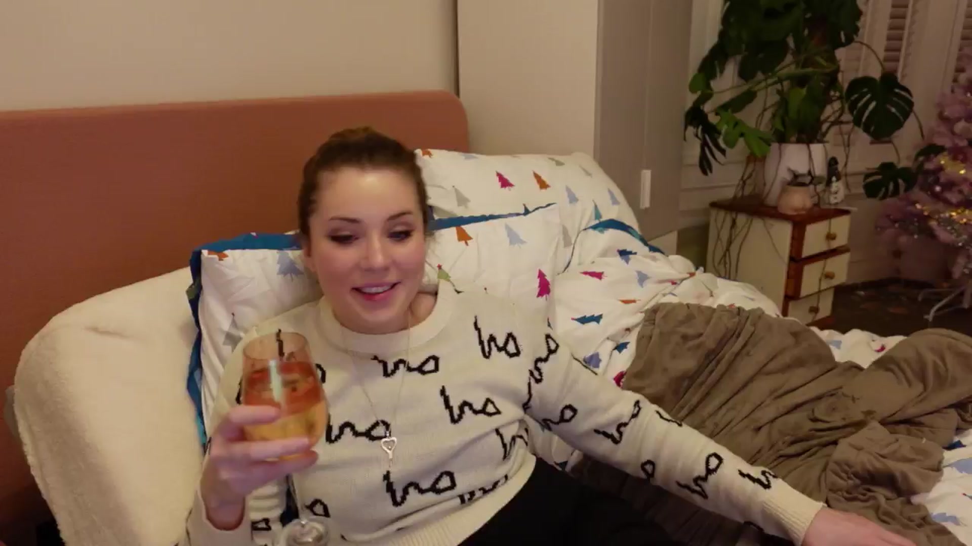 Gallery image thumbnail from Larah_Sky's myfreecams stream on, 12/25/2024, 20:46 image 3 of 20