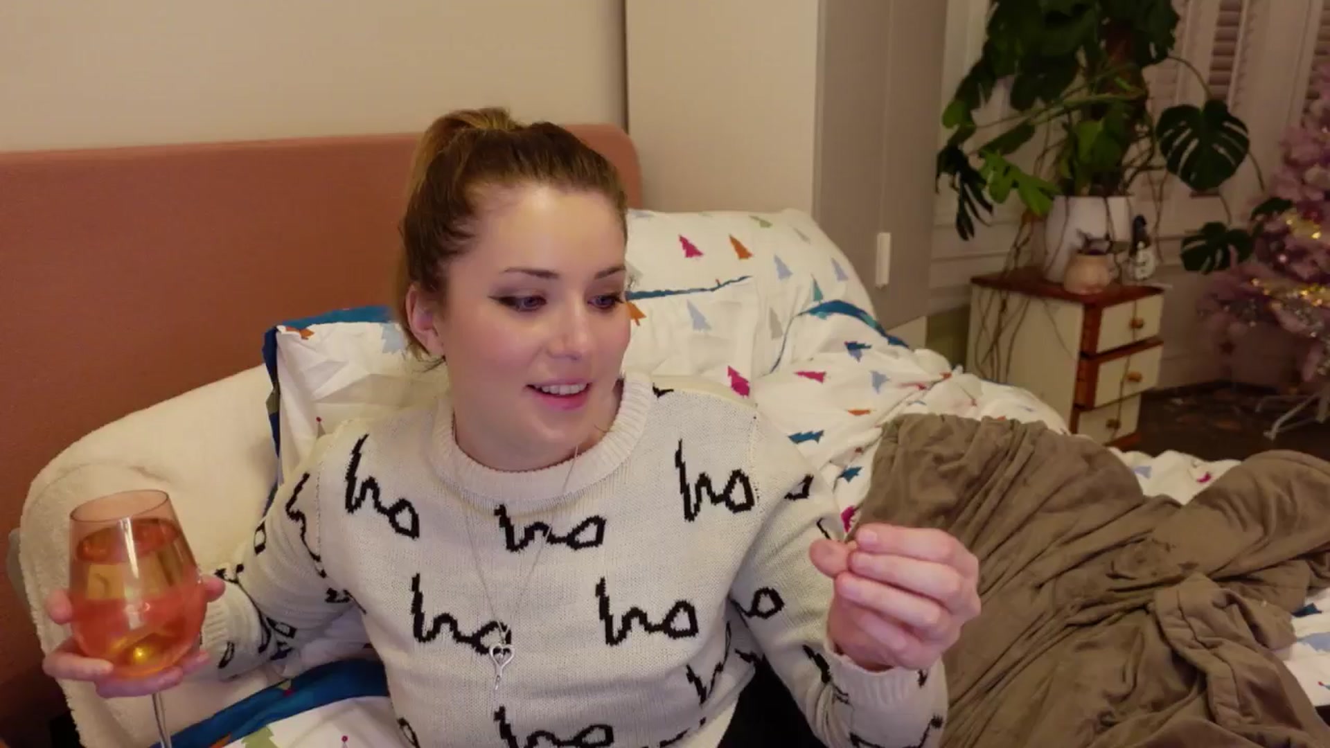 Gallery image thumbnail from Larah_Sky's myfreecams stream on, 12/25/2024, 20:46 image 1 of 20