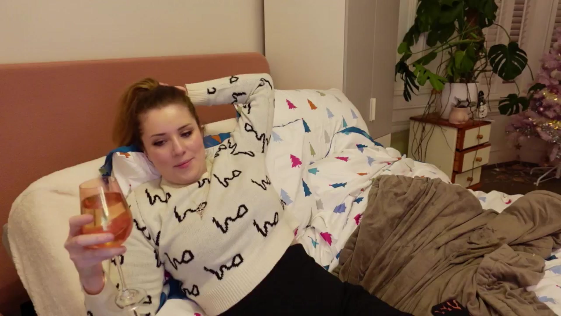 Gallery image thumbnail from Larah_Sky's myfreecams stream on, 12/25/2024, 20:46 image 4 of 20