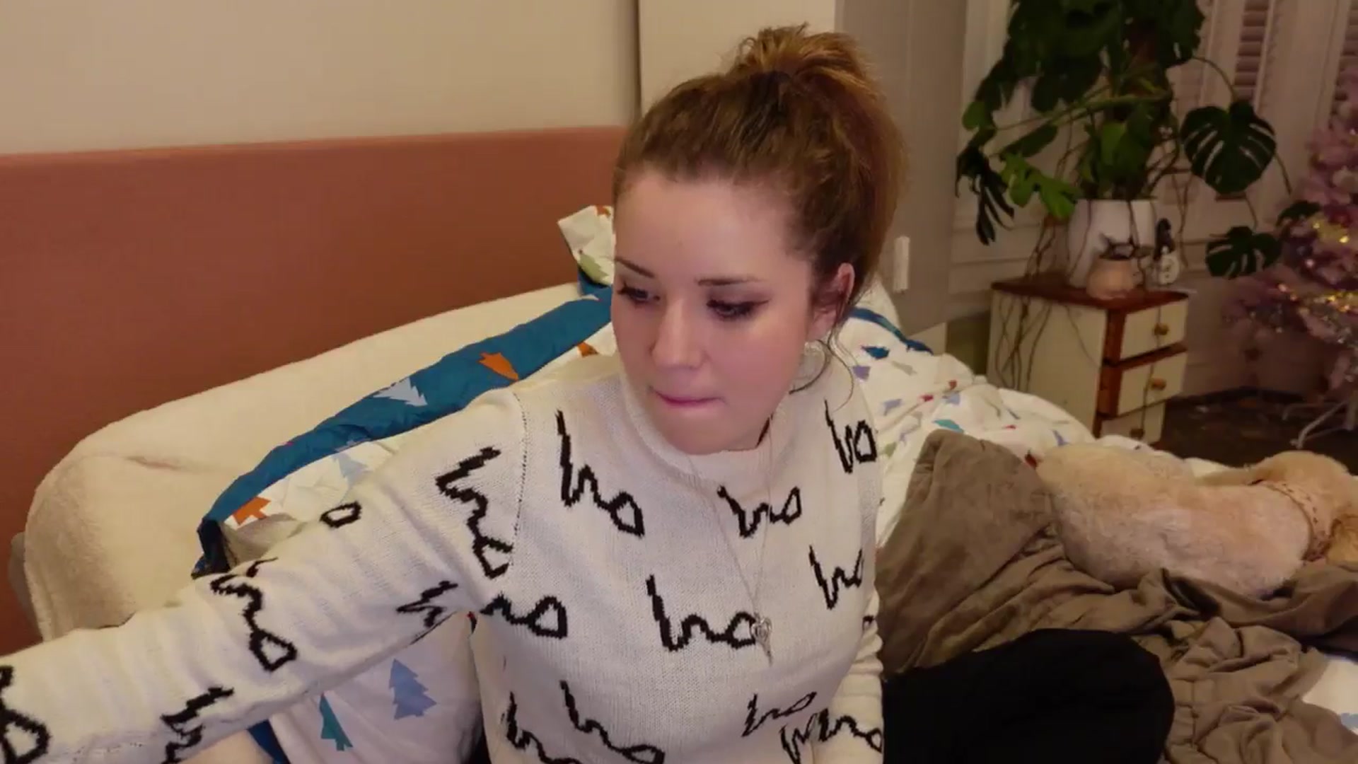 Gallery image thumbnail from Larah_Sky's myfreecams stream on, 12/25/2024, 21:20 image 17 of 20