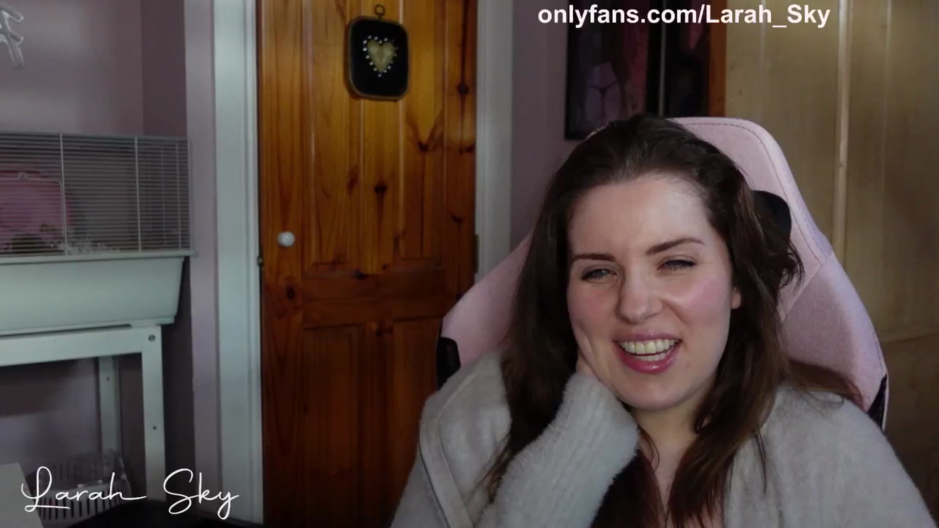 Gallery image thumbnail from Larah_Sky's myfreecams stream on, 03/28/2025, 17:00 image 19 of 20