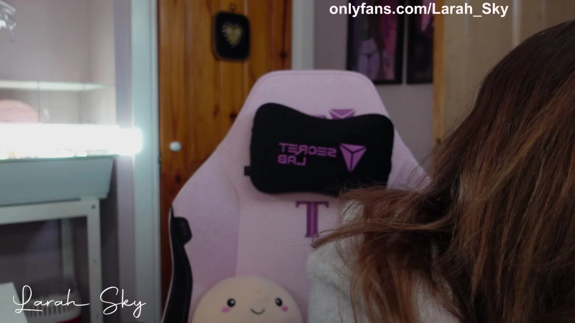 Gallery image thumbnail from Larah_Sky's myfreecams stream on, 03/28/2025, 17:00 image 14 of 20