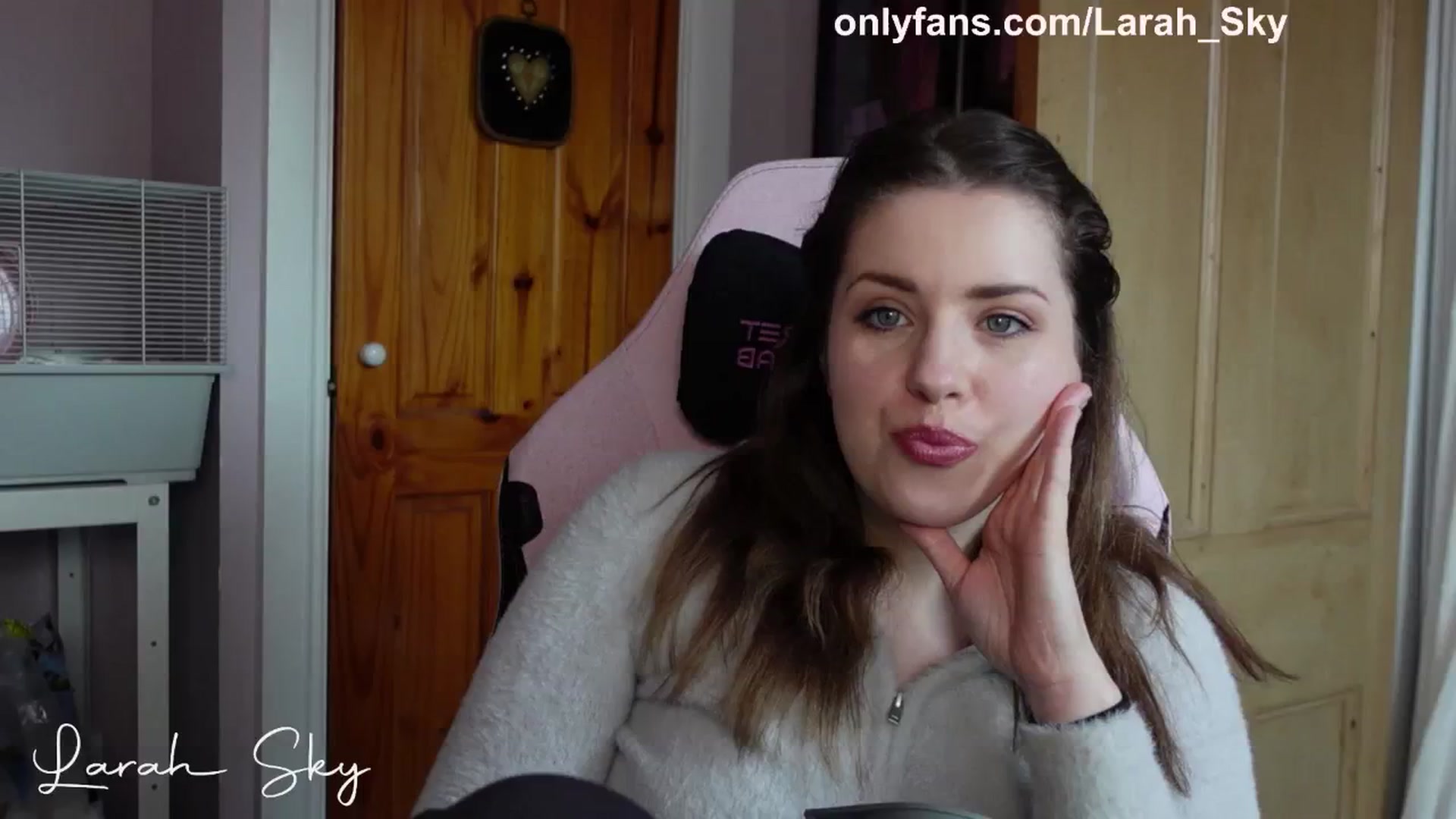 Gallery image thumbnail from Larah_Sky's myfreecams stream on, 03/29/2025, 11:31 image 10 of 20