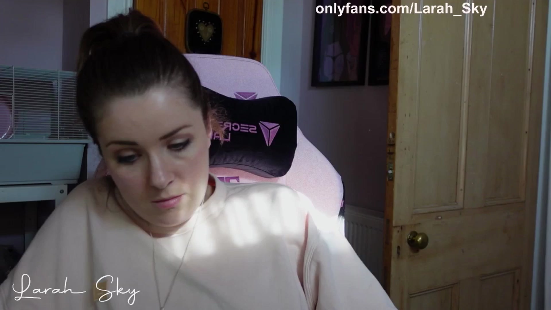 Gallery image thumbnail from Larah_Sky's myfreecams stream on, 04/02/2025, 14:37 image 19 of 20