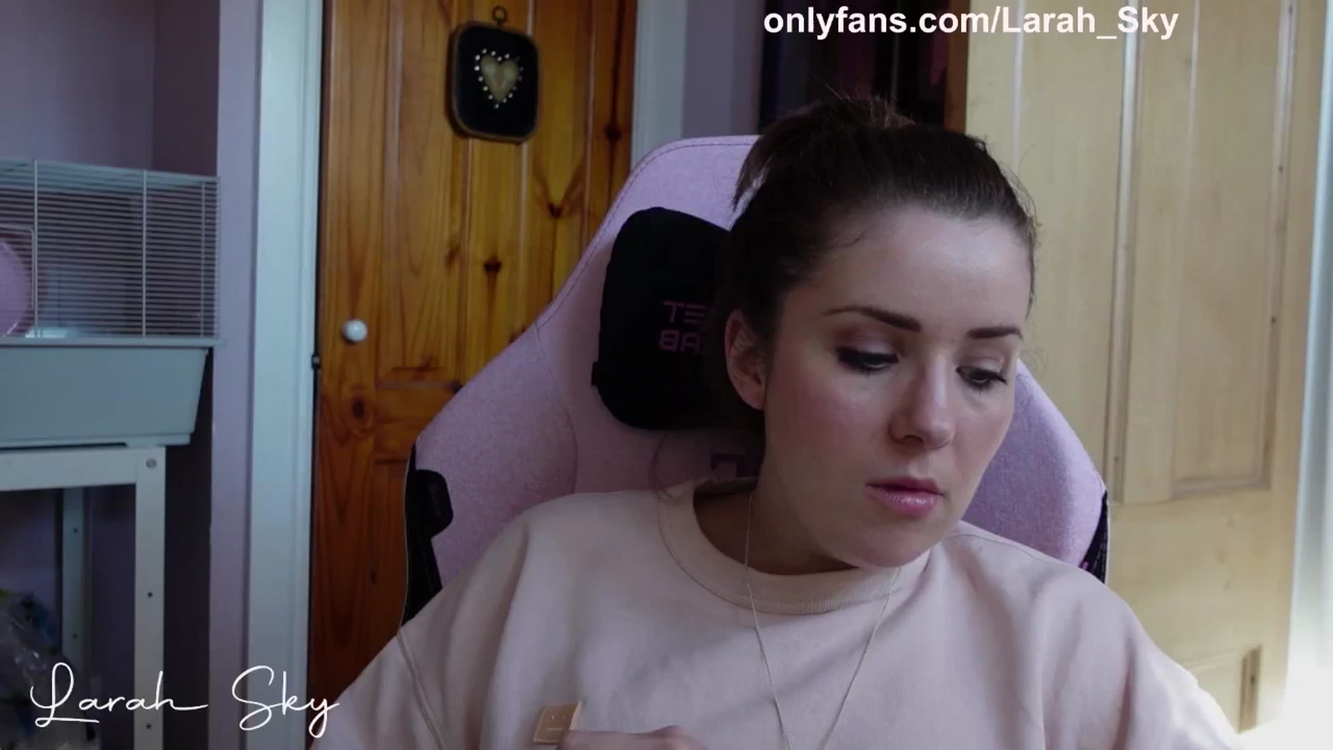 Gallery image thumbnail from Larah_Sky's myfreecams stream on, 04/02/2025, 14:37 image 4 of 20