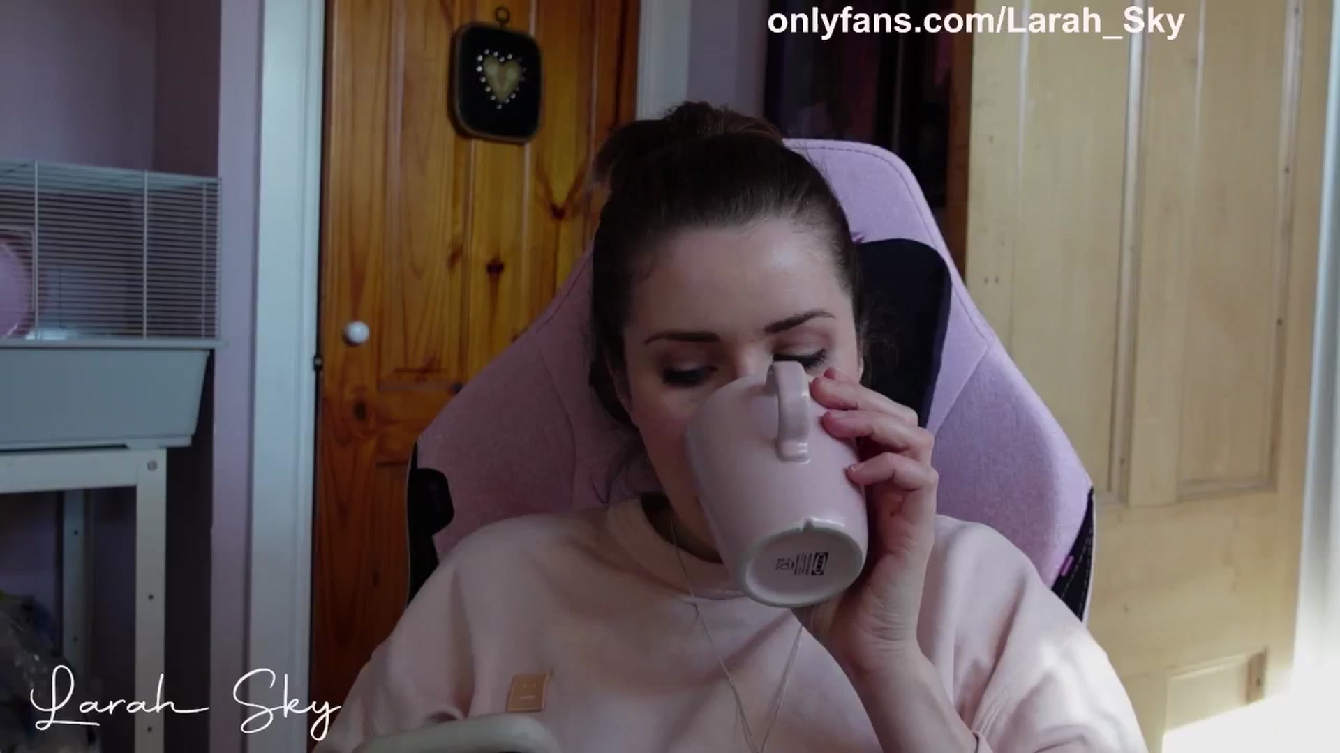 Gallery image thumbnail from Larah_Sky's myfreecams stream on, 04/02/2025, 14:37 image 6 of 20