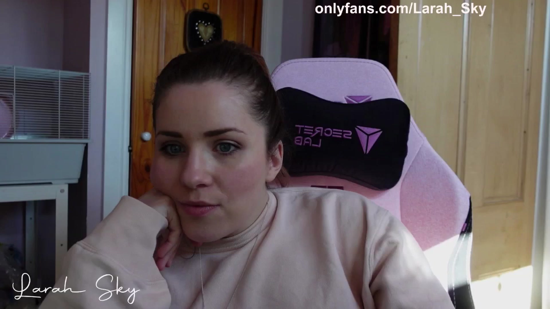 Gallery image thumbnail from Larah_Sky's myfreecams stream on, 04/02/2025, 14:37 image 9 of 20