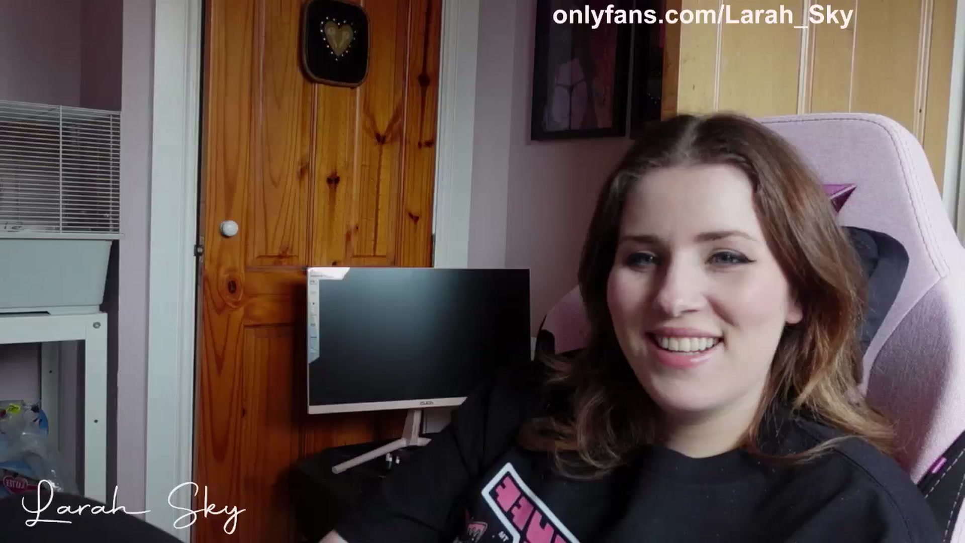 Gallery image thumbnail from Larah_Sky's myfreecams stream on, 04/12/2025, 13:35 image 16 of 20