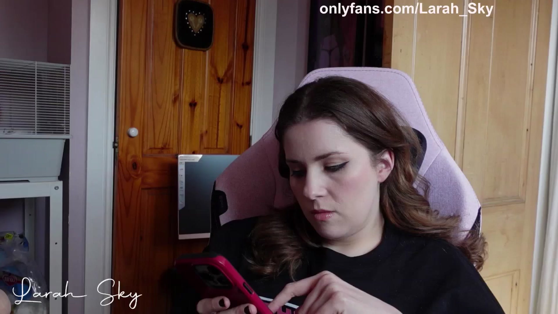 Gallery image thumbnail from Larah_Sky's myfreecams stream on, 04/12/2025, 13:35 image 10 of 20