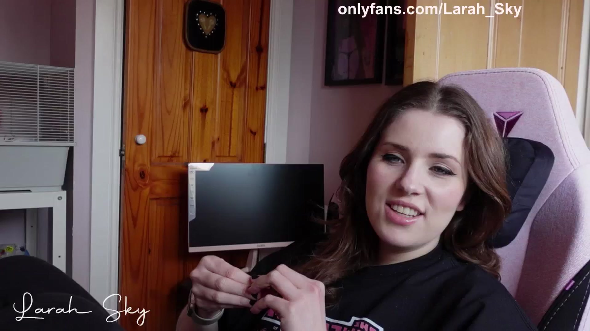 Gallery image thumbnail from Larah_Sky's myfreecams stream on, 04/12/2025, 13:35 image 12 of 20