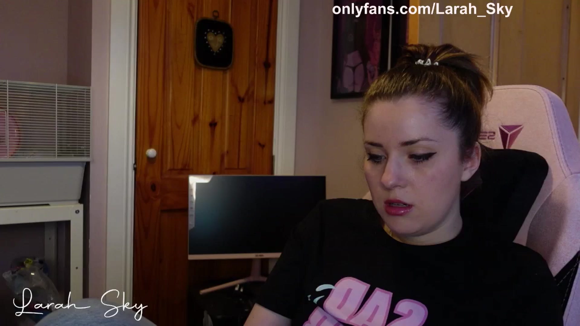 Gallery image thumbnail from Larah_Sky's myfreecams stream on, 04/15/2025, 20:20 image 1 of 20