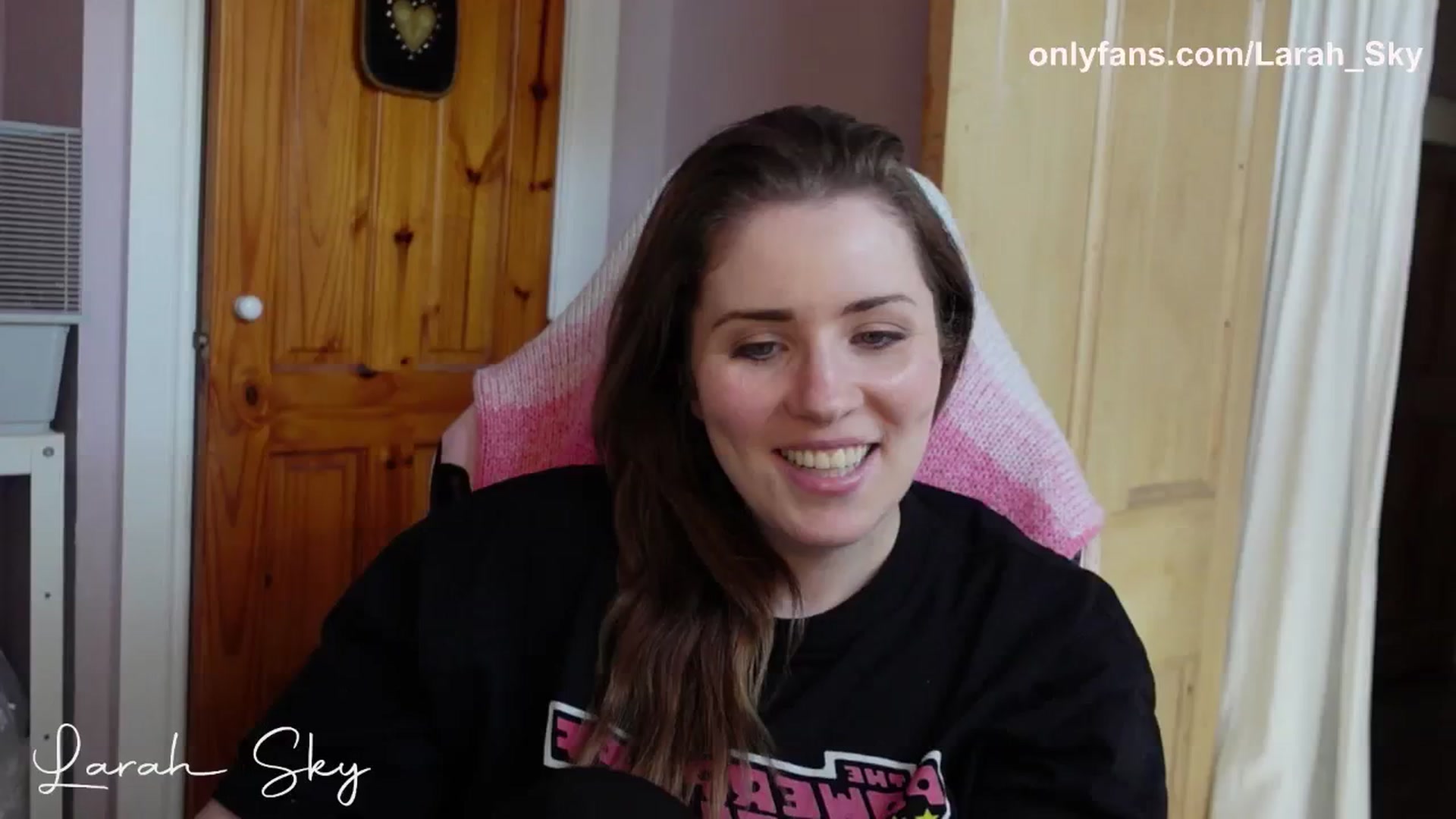 Gallery image thumbnail from Larah_Sky's myfreecams stream on, 05/06/2025, 13:21 image 10 of 20