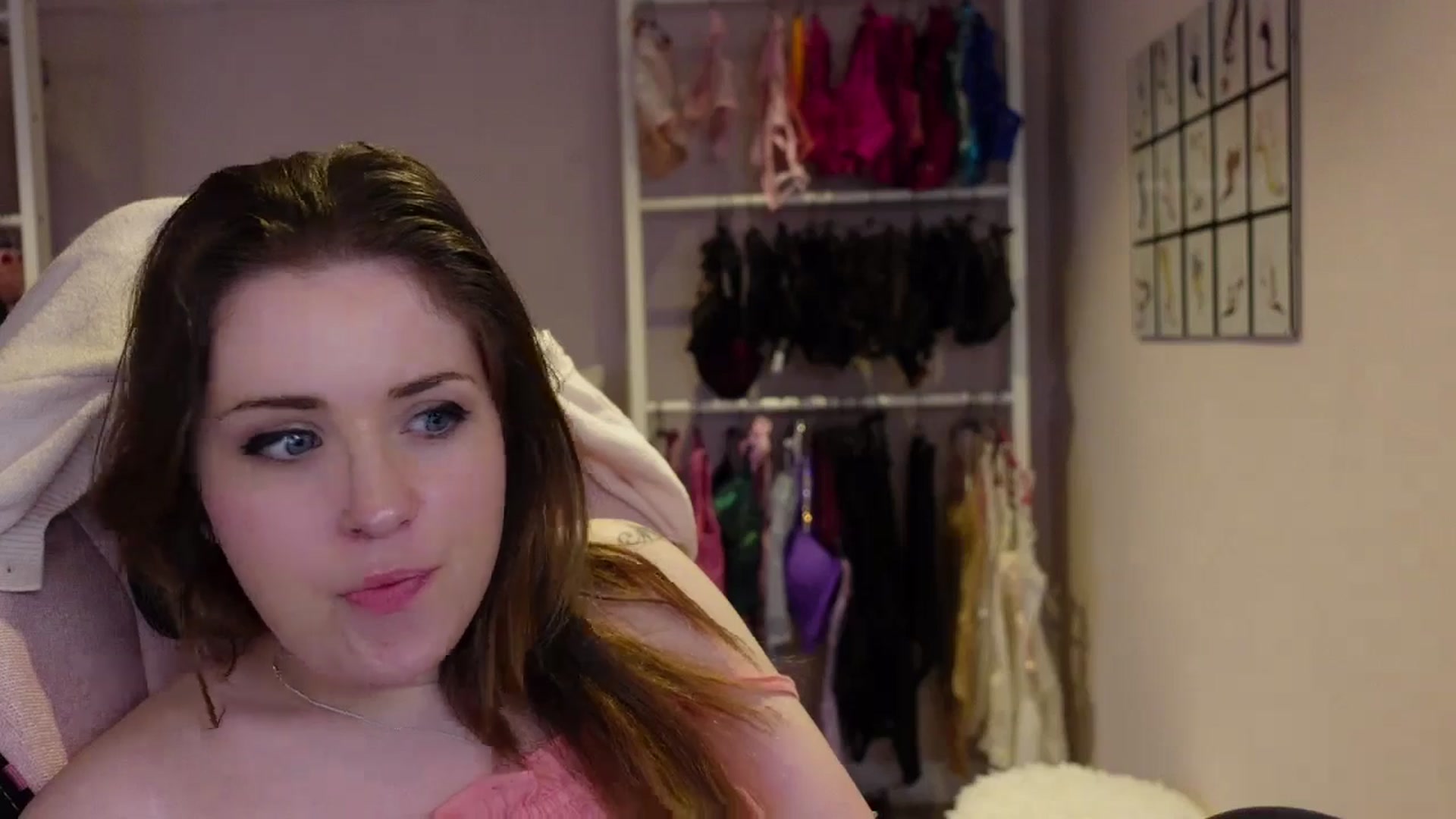 Gallery image thumbnail from Larah_Sky's myfreecams stream on, 06/19/2025, 21:41 image 7 of 20