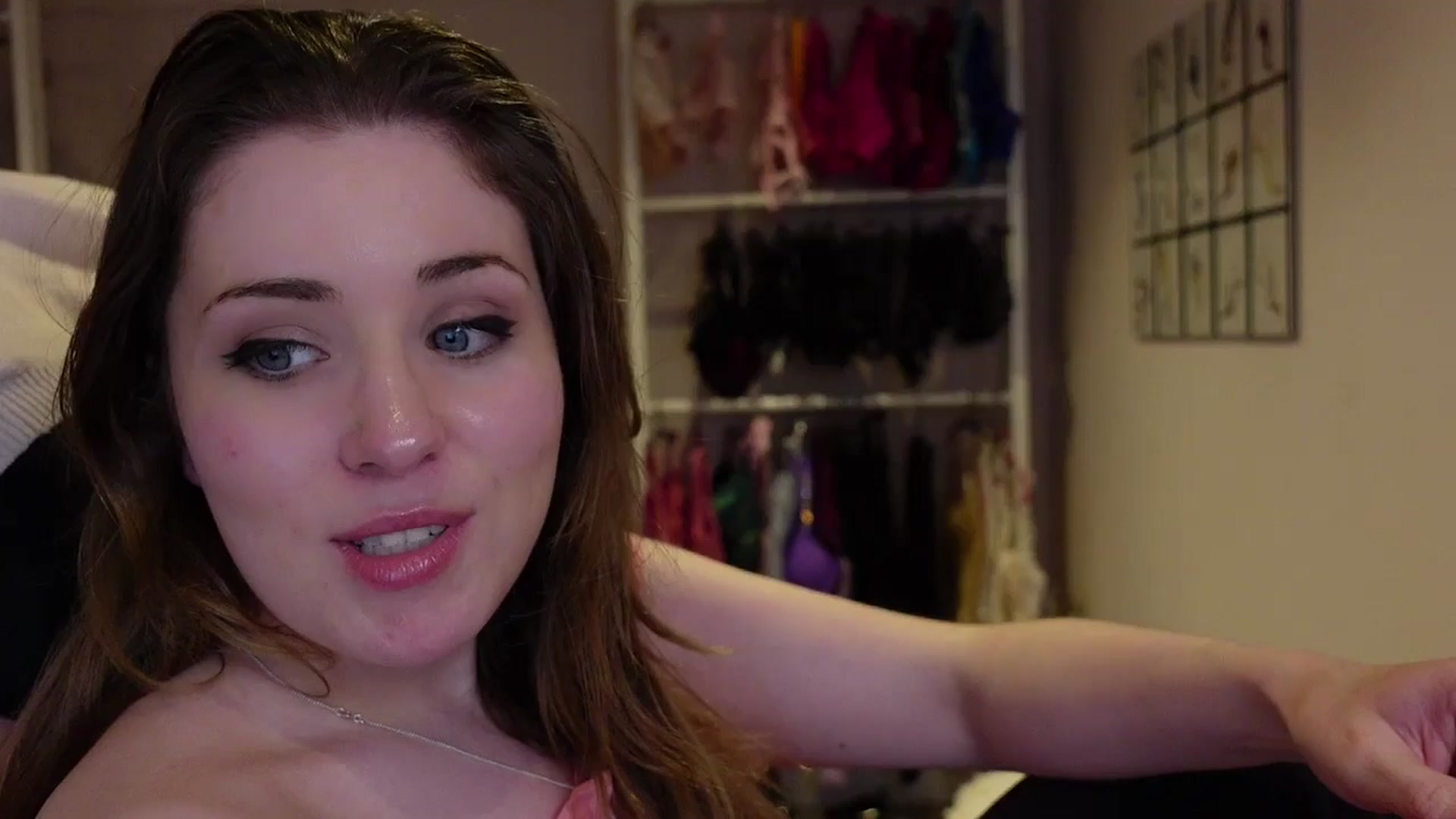 Gallery image thumbnail from Larah_Sky's myfreecams stream on, 06/19/2025, 21:41 image 14 of 20