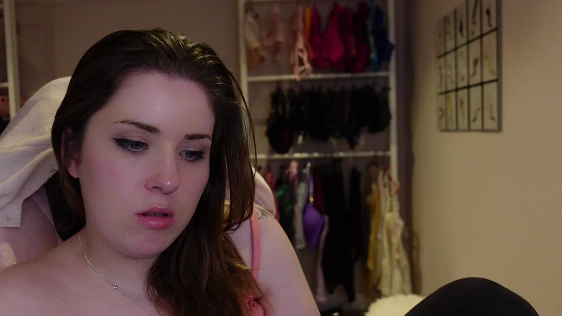 Gallery image thumbnail from Larah_Sky's myfreecams stream on, 06/19/2025, 21:41 image 15 of 20