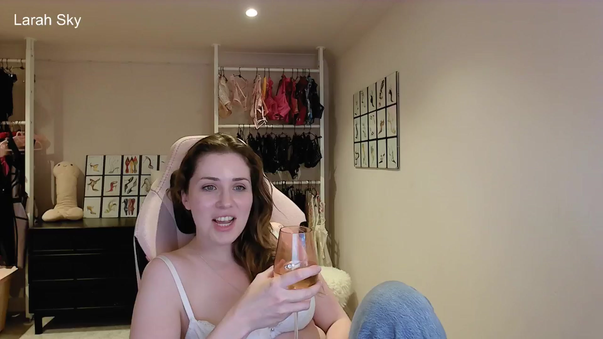 Gallery image thumbnail from Larah_Sky's myfreecams stream on, 06/21/2025, 21:25 image 17 of 20