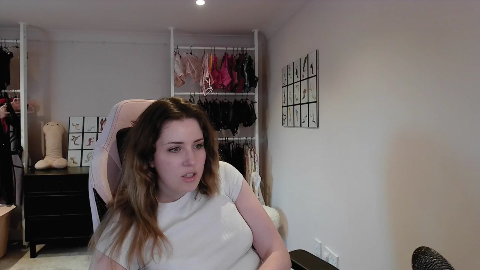Gallery image thumbnail from Larah_Sky's myfreecams stream on, 06/21/2025, 21:25 image 2 of 20