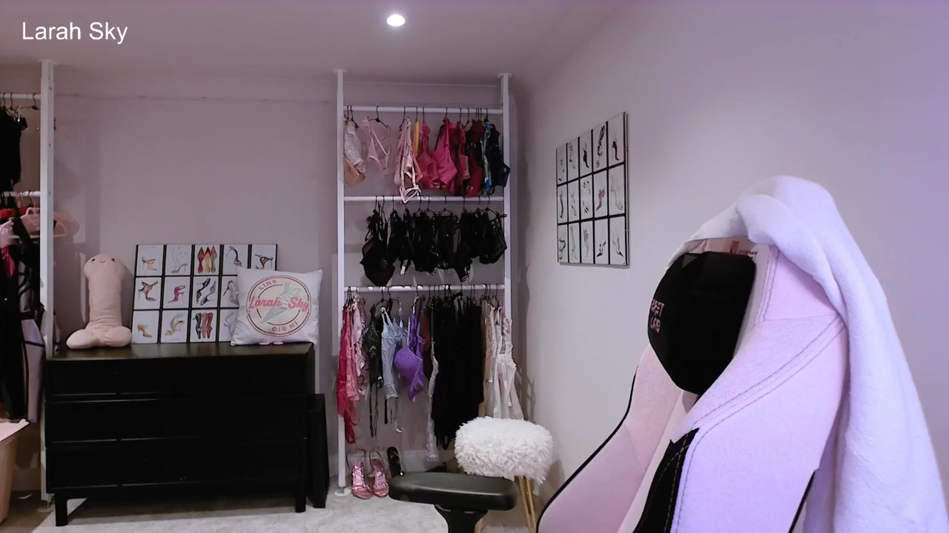 Gallery image thumbnail from Larah_Sky's myfreecams stream on, 06/21/2025, 22:46 image 5 of 20
