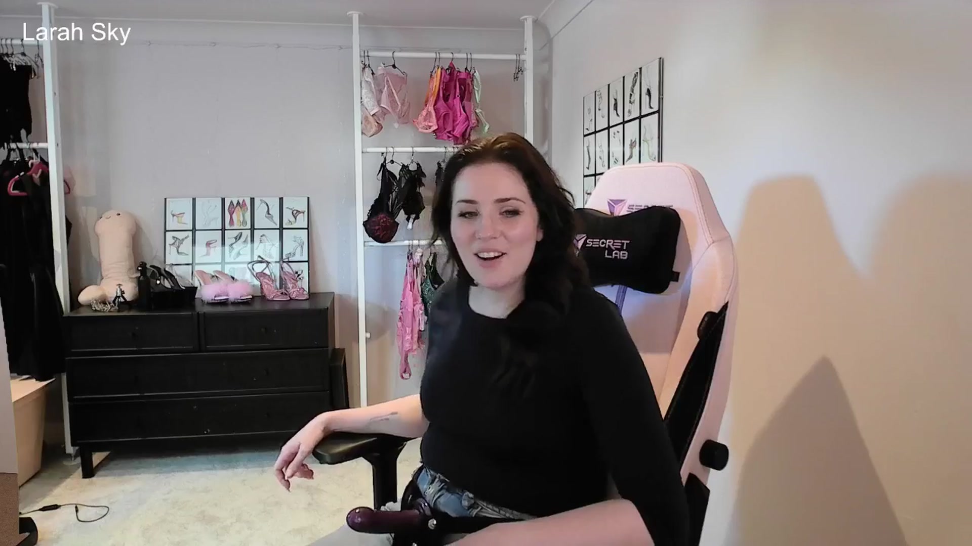 Gallery image thumbnail from Larah_Sky's myfreecams stream on, 07/16/2025, 17:49 image 9 of 20
