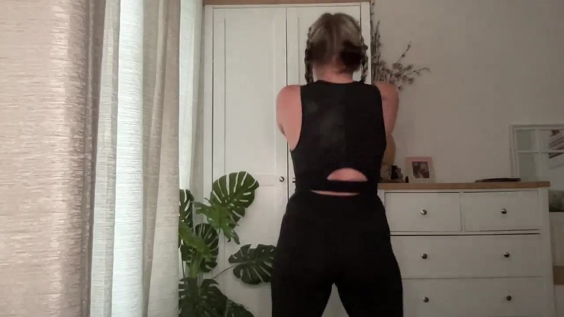 Gallery image thumbnail from LarasDen's myfreecams stream on, 11/04/2024, 15:34 image 8 of 20