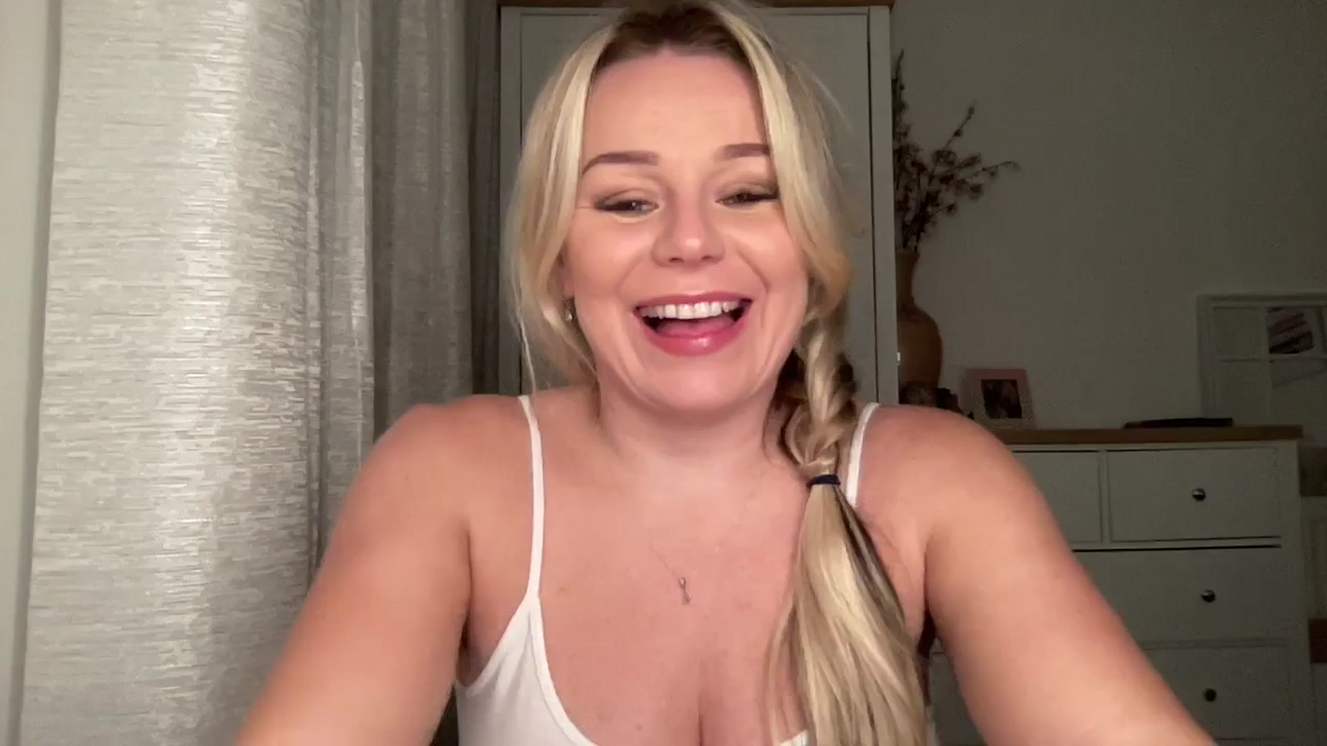 Gallery image thumbnail from LarasDen's myfreecams stream on, 11/04/2024, 19:58 image 4 of 20