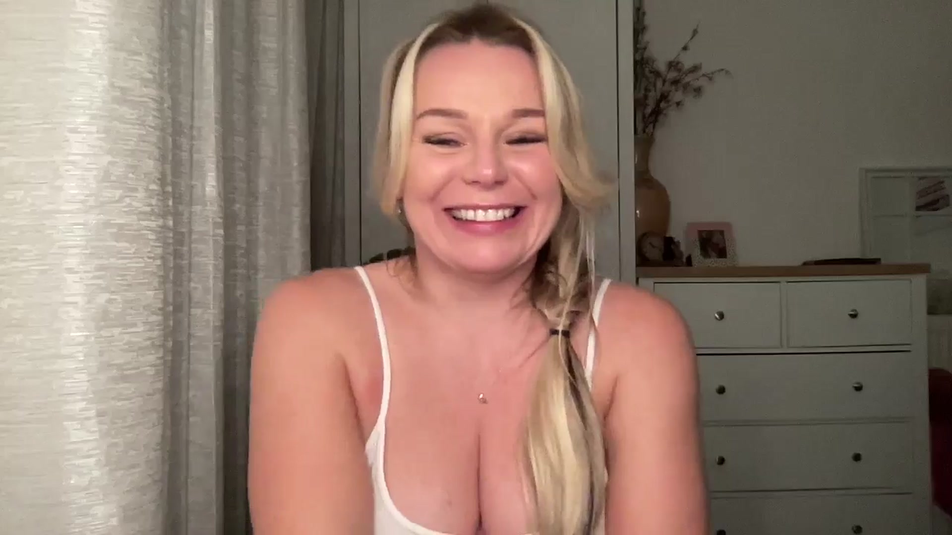 Gallery image thumbnail from LarasDen's myfreecams stream on, 11/04/2024, 22:27 image 19 of 20