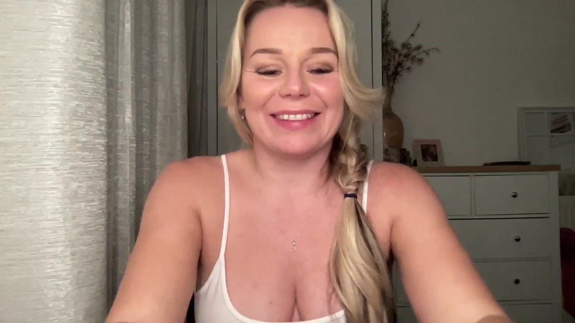 Gallery image thumbnail from LarasDen's myfreecams stream on, 11/04/2024, 22:27 image 4 of 20