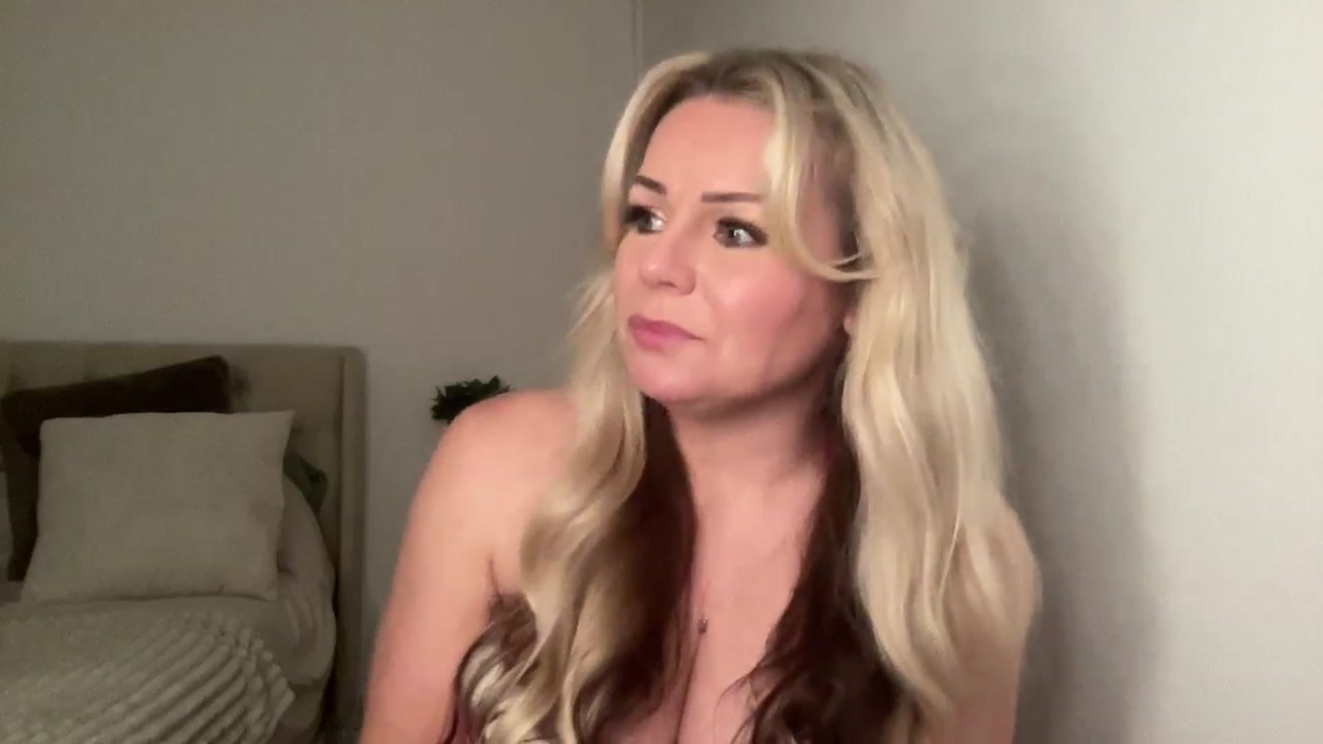 Gallery image thumbnail from LarasDen's myfreecams stream on, 12/20/2024, 23:22 image 14 of 20