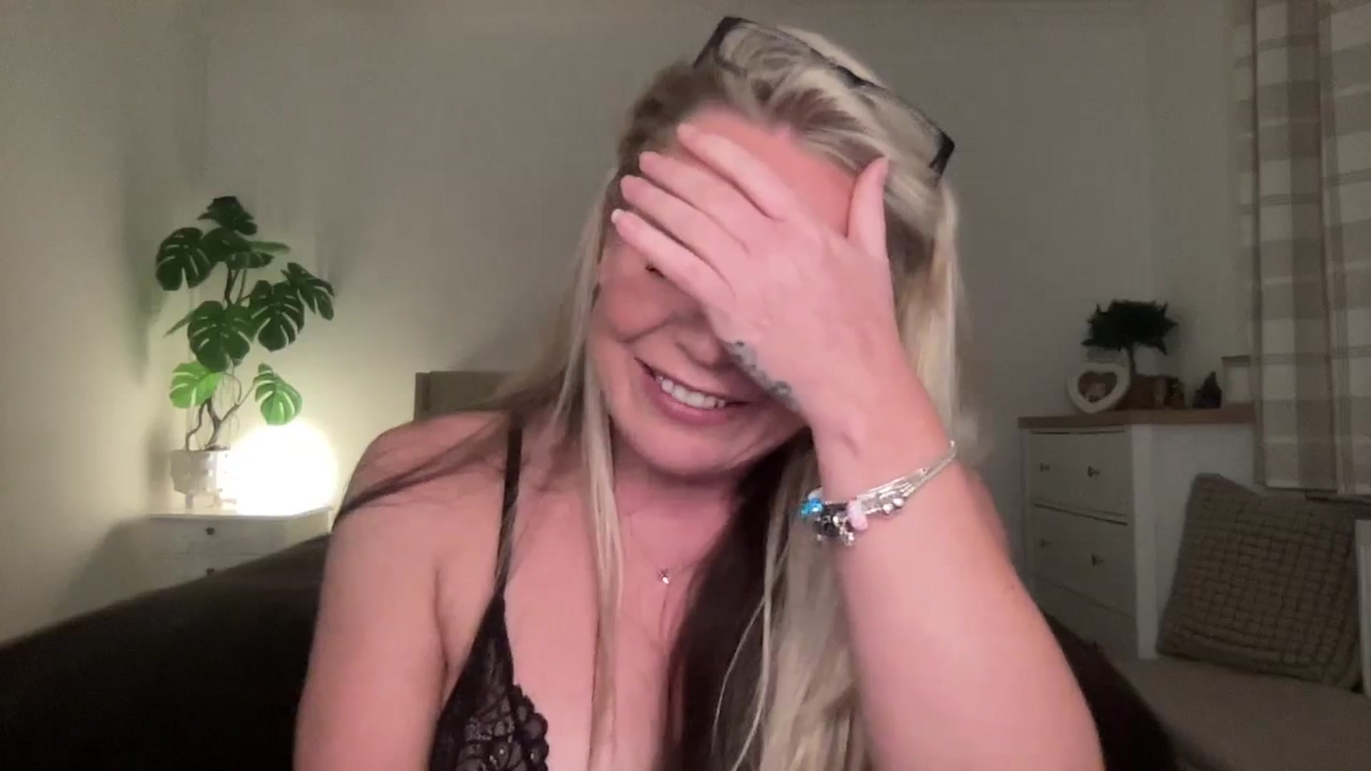 Gallery image thumbnail from LarasDen's myfreecams stream on, 04/01/2025, 20:48 image 20 of 20
