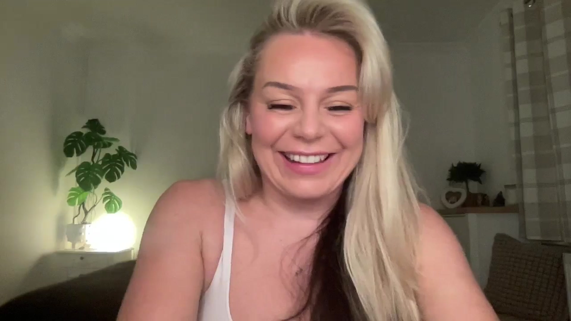 Gallery image thumbnail from LarasDen's myfreecams stream on, 04/02/2025, 19:50 image 15 of 20