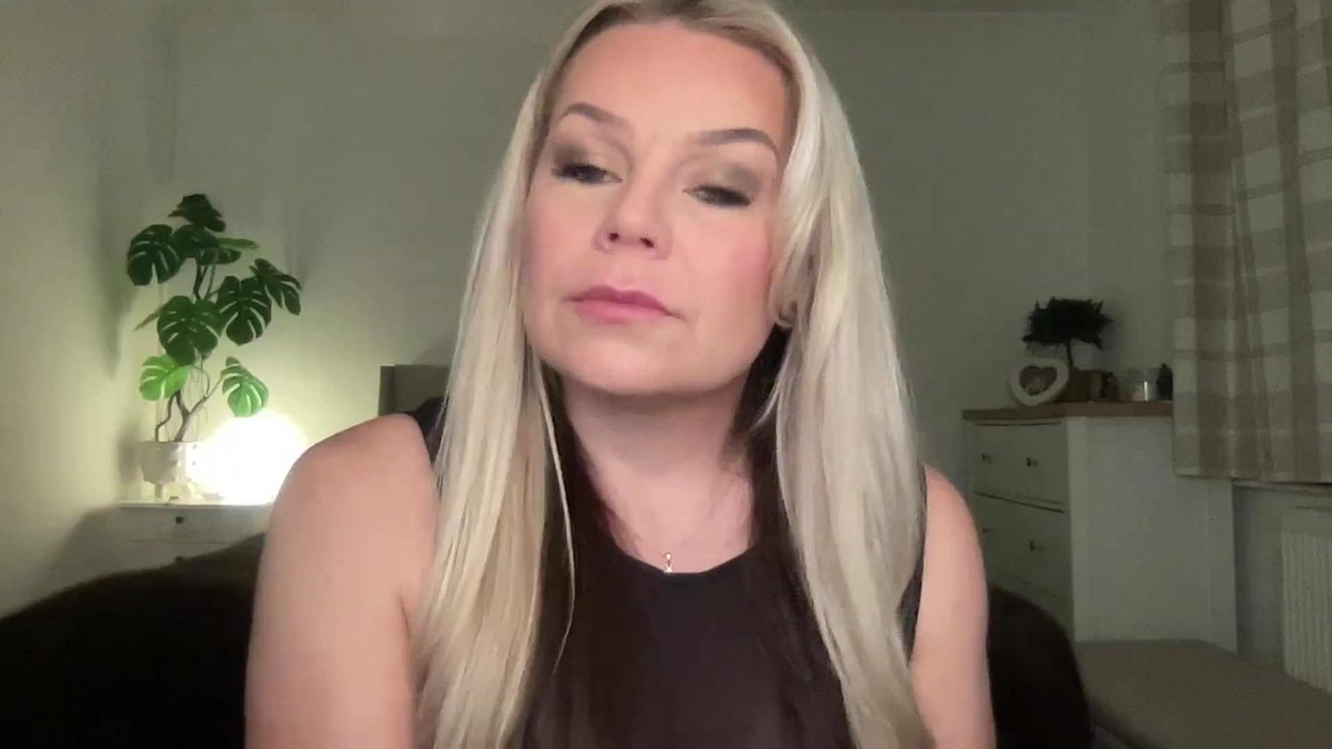 Gallery image thumbnail from LarasDen's myfreecams stream on, 04/18/2025, 20:05 image 17 of 20
