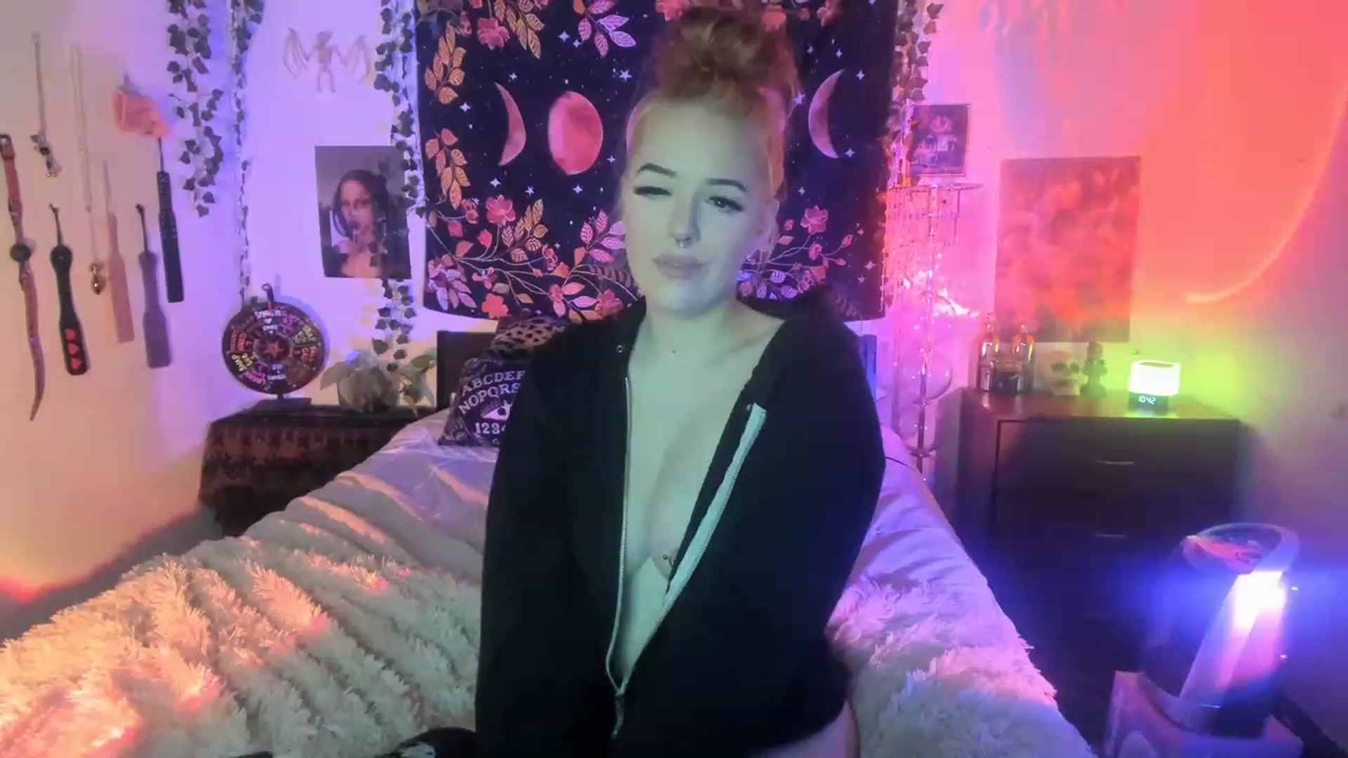 Gallery image thumbnail from LarissaLarson's myfreecams stream on, 11/27/2022, 05:47 image 16 of 20