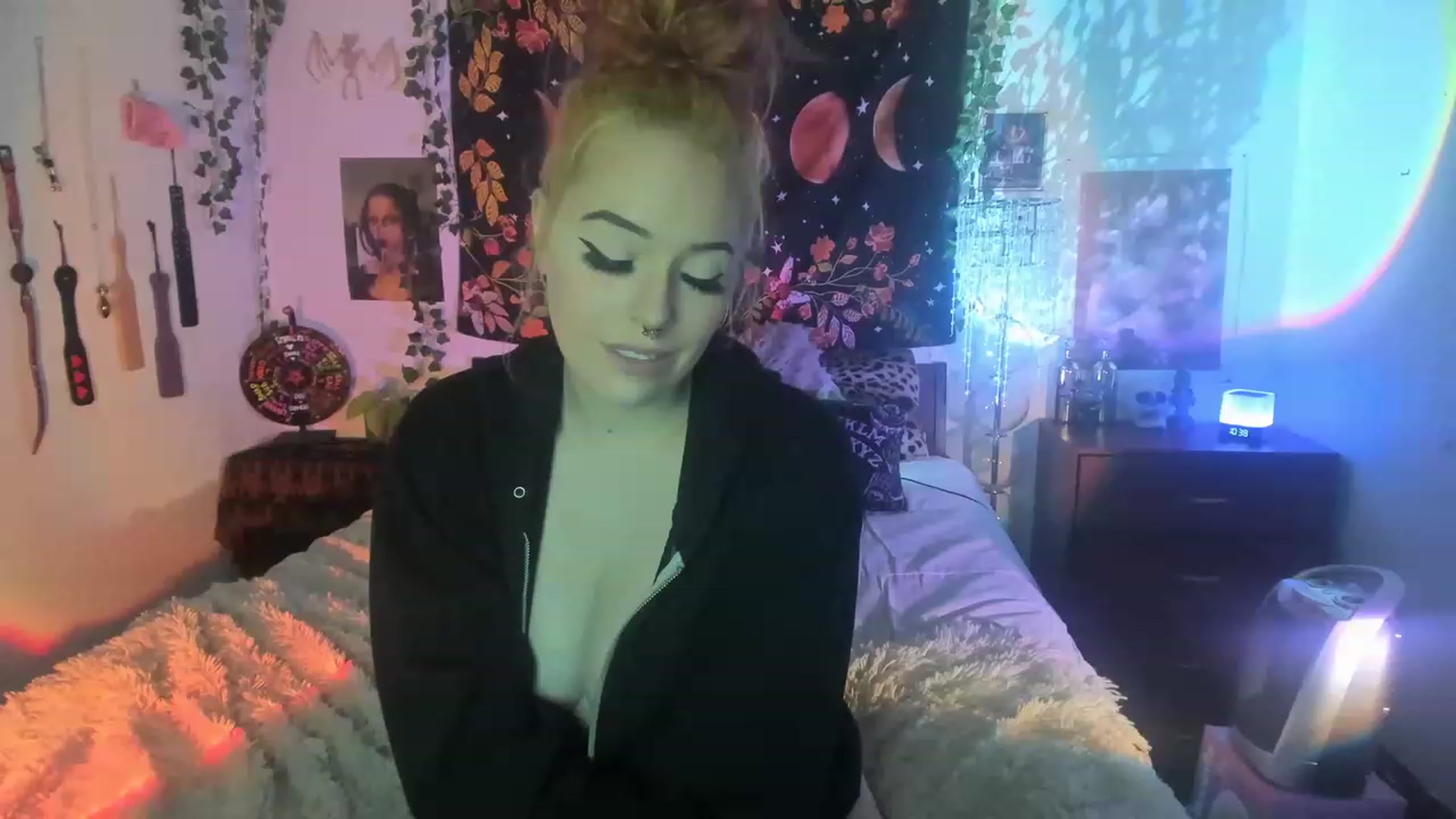 Gallery image thumbnail from LarissaLarson's myfreecams stream on, 11/27/2022, 05:47 image 14 of 20