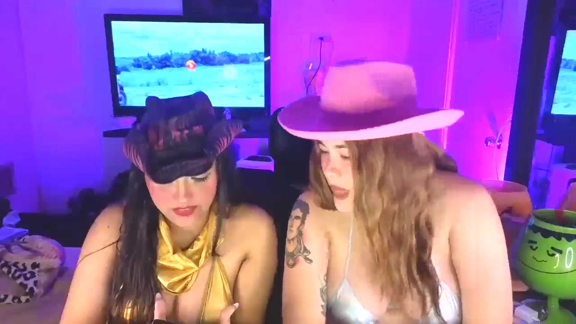 Gallery image thumbnail from LatinaMilf_'s myfreecams stream on, 10/17/2025, 24:23 image 12 of 20