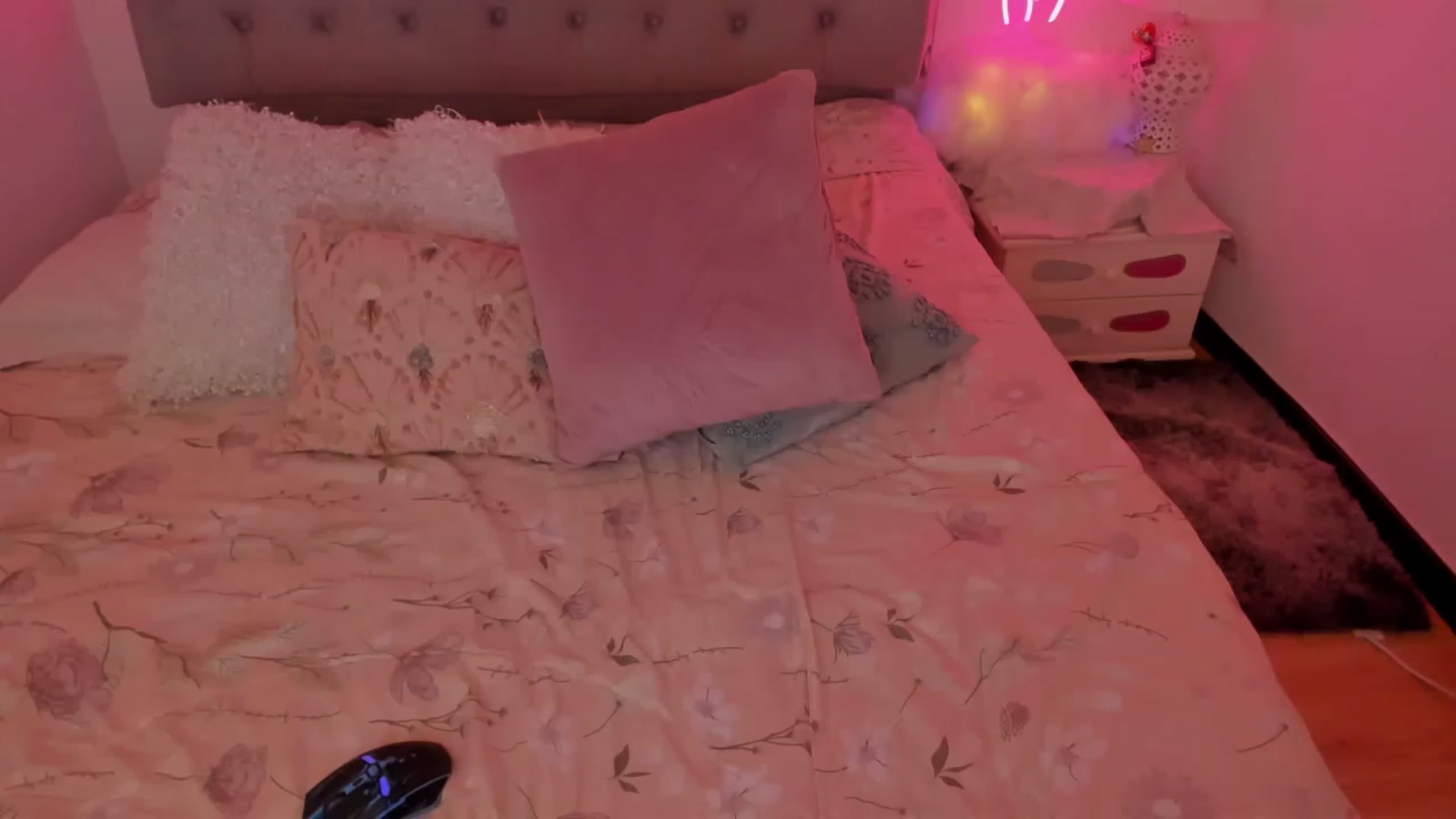 Gallery image thumbnail from Lau_123's myfreecams stream on, 03/30/2023, 08:06 image 1 of 20