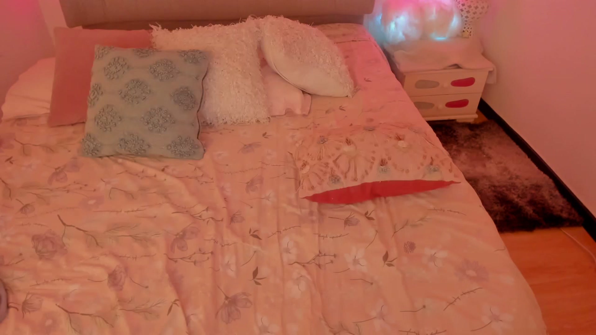 Gallery image thumbnail from Lau_123's myfreecams stream on, 07/17/2023, 08:07 image 10 of 20