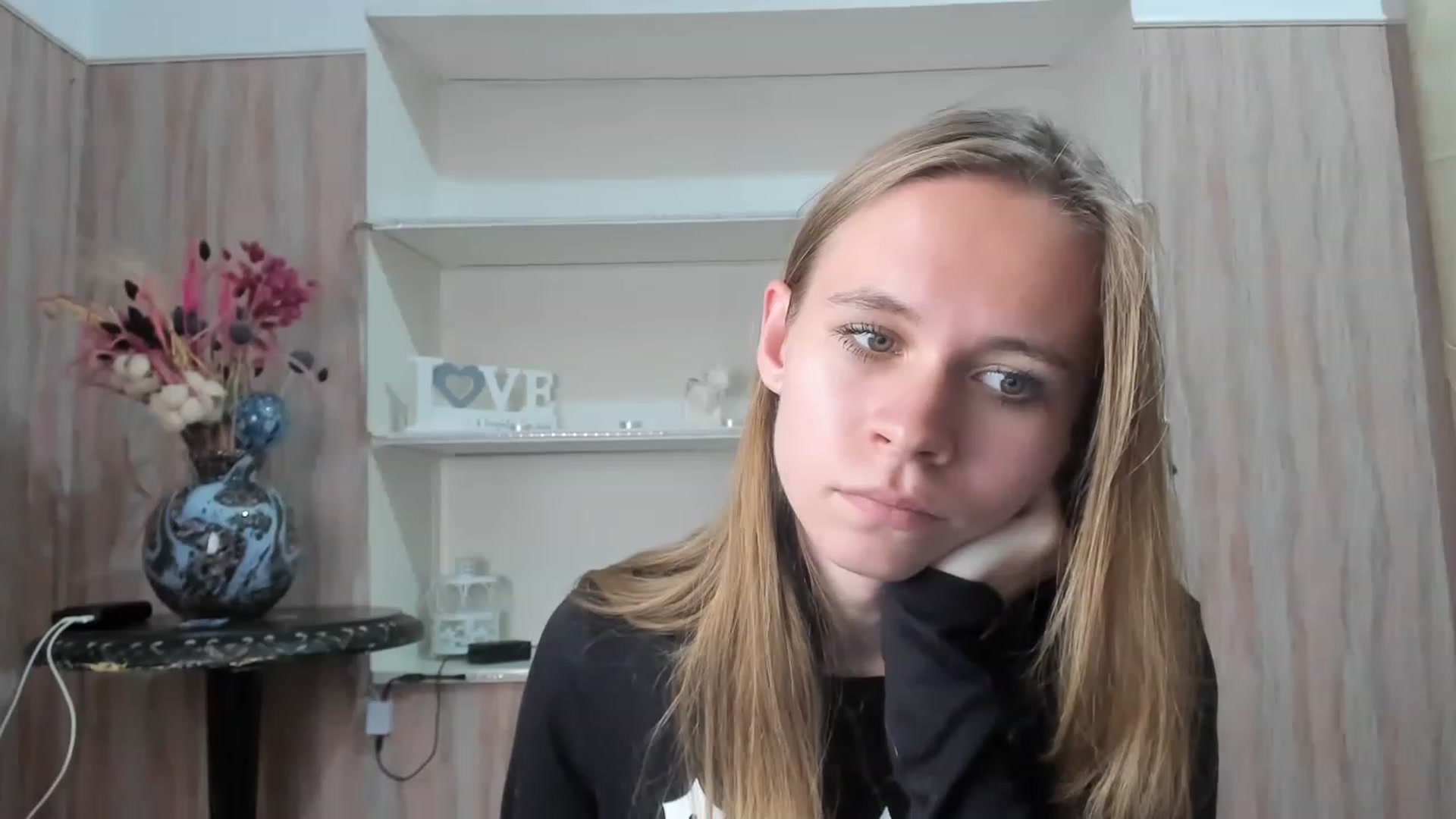 Gallery image thumbnail from LauraCruze's myfreecams stream on, 11/24/2022, 16:40 image 15 of 20