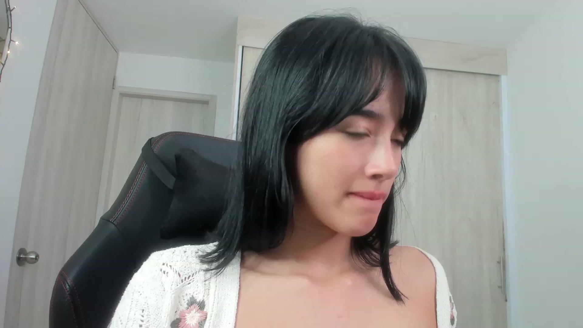 Gallery image thumbnail from LauraJ_'s myfreecams stream on, 11/25/2022, 06:53 image 8 of 20