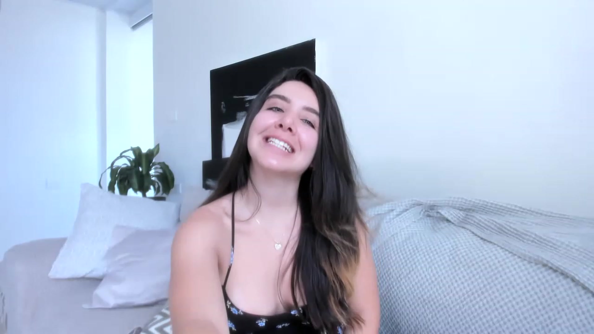 Gallery image thumbnail from LauraVega's myfreecams stream on, 05/27/2023, 15:43 image 12 of 20