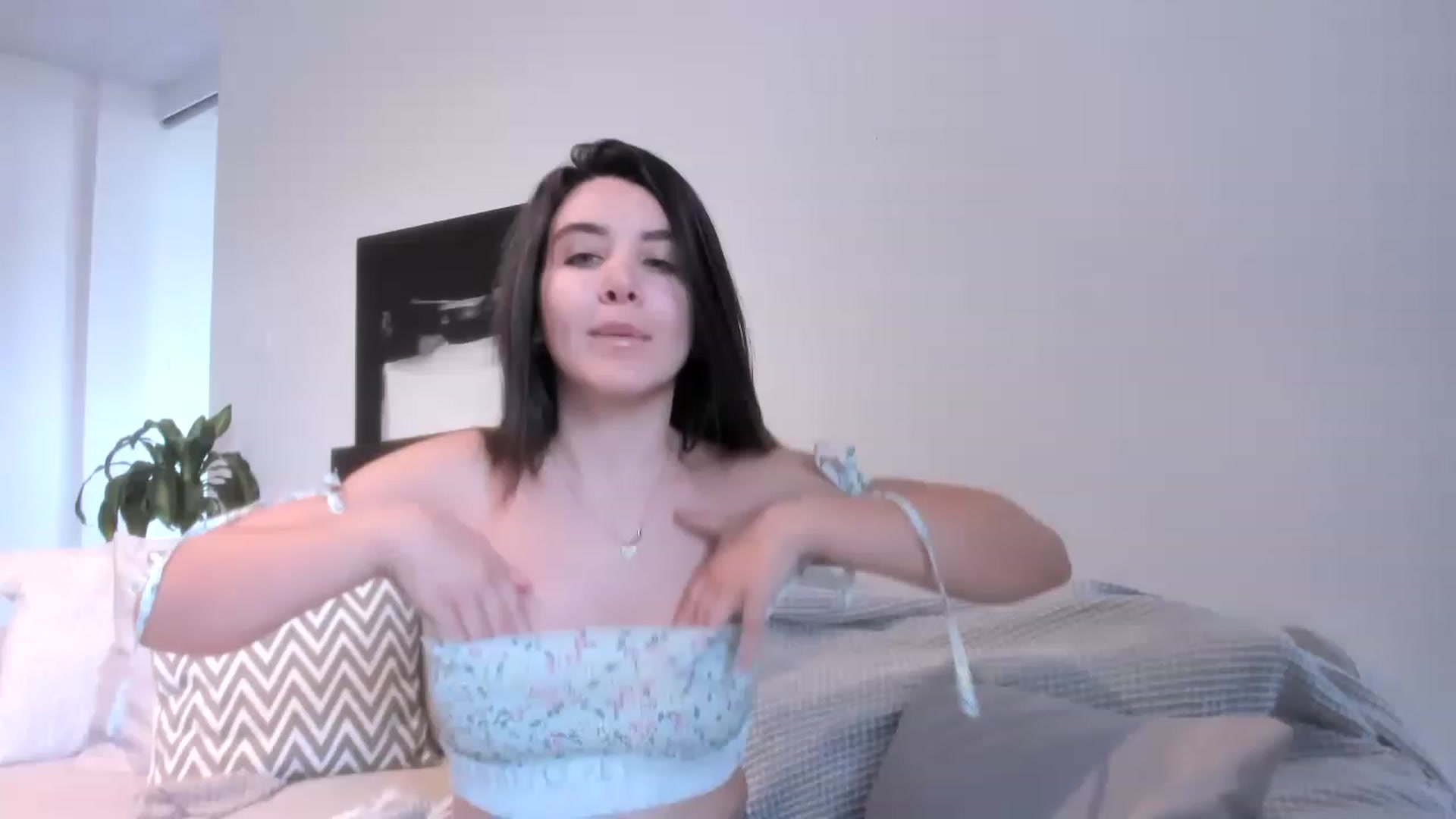 Gallery image thumbnail from LauraVega's myfreecams stream on, 06/01/2023, 23:27 image 1 of 20