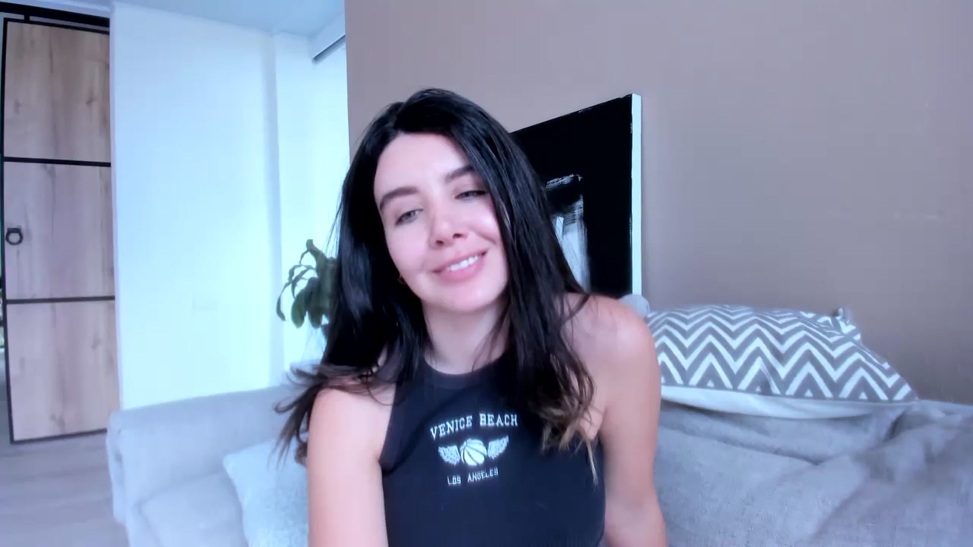 Gallery image thumbnail from LauraVega's myfreecams stream on, 08/01/2023, 17:22 image 9 of 20