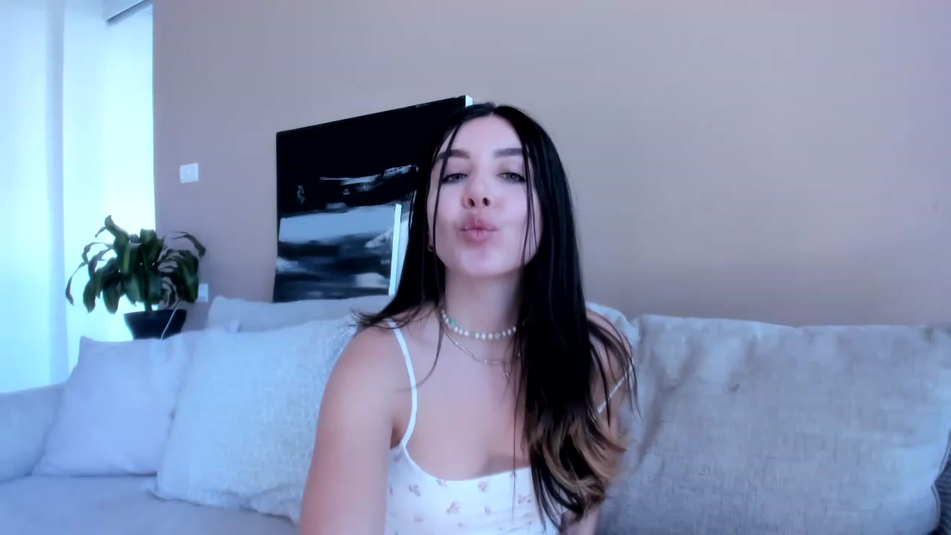 Gallery image thumbnail from LauraVega's myfreecams stream on, 08/04/2023, 16:20 image 2 of 20