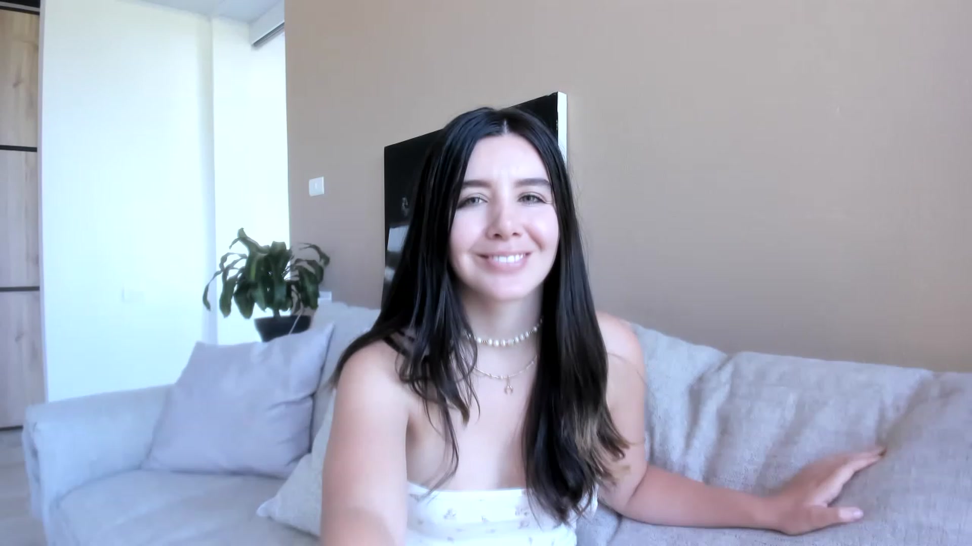 Gallery image thumbnail from LauraVega's myfreecams stream on, 08/04/2023, 17:07 image 8 of 20