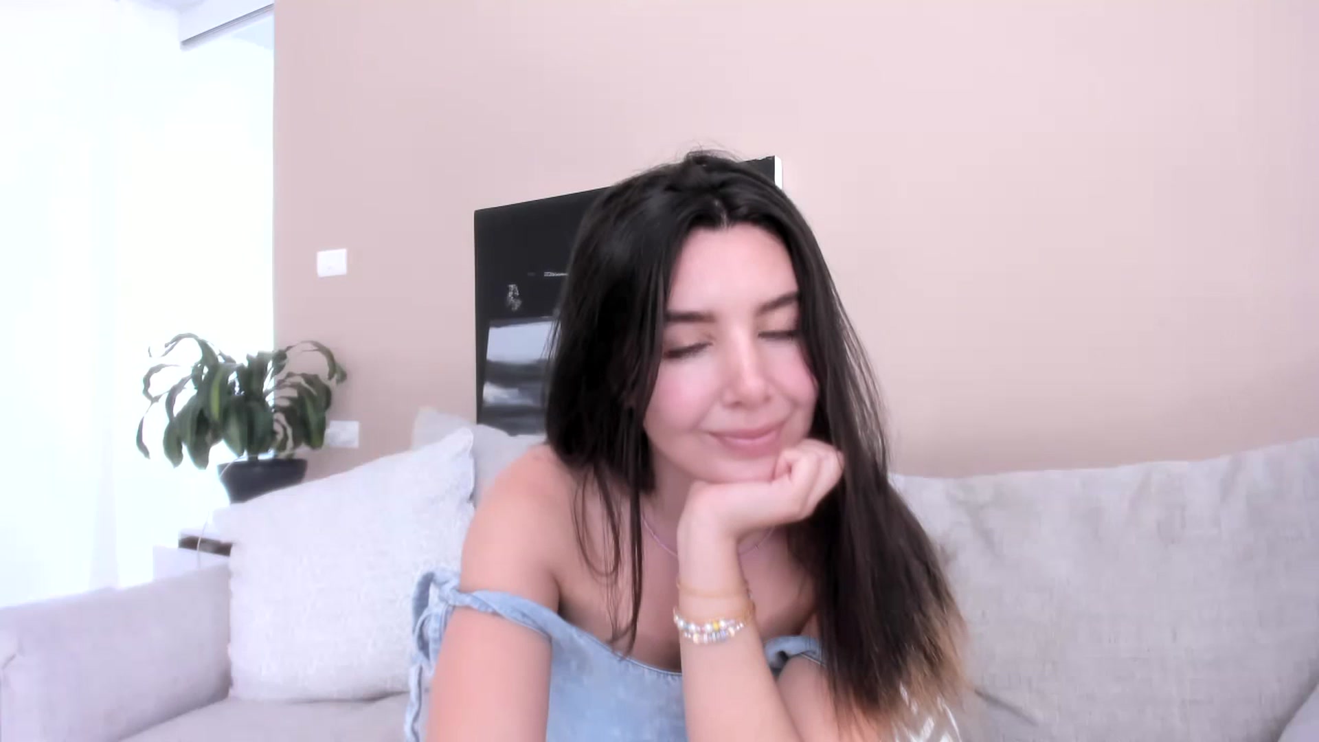 Gallery image thumbnail from LauraVega's myfreecams stream on, 09/11/2023, 15:46 image 9 of 20